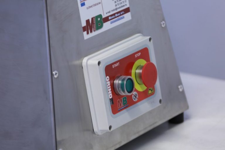 Bread grinder for bakeries with interchaneable sieve