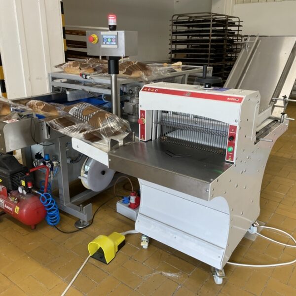 Automata szalagos kenyérszeletelő gép horizontális klipszelő csomagoló géppel, dátumnyomtatóval, pufferasztallal