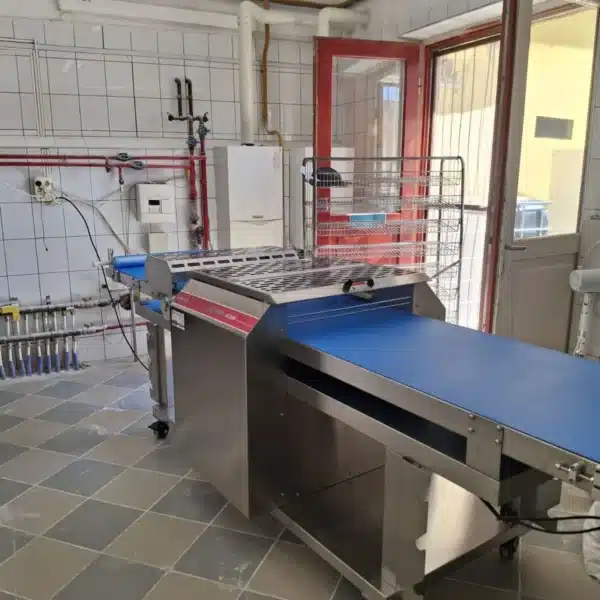 GC3500 automata tésztavágó gép rozsdamentes géptesttel és kék szállítószalaggal.