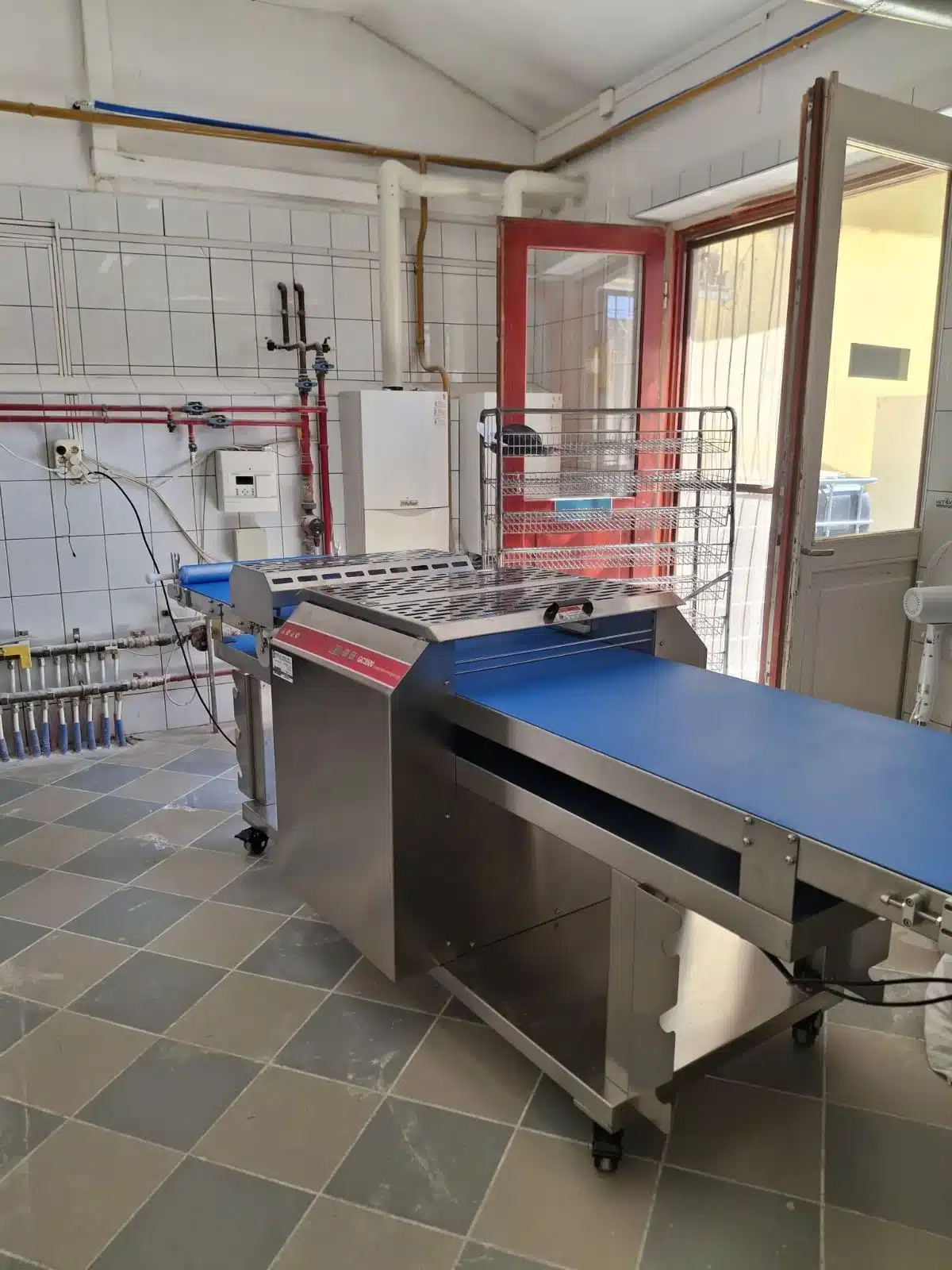 GC3500 automata tésztavágó gép rozsdamentes géptesttel és kék szállítószalaggal.