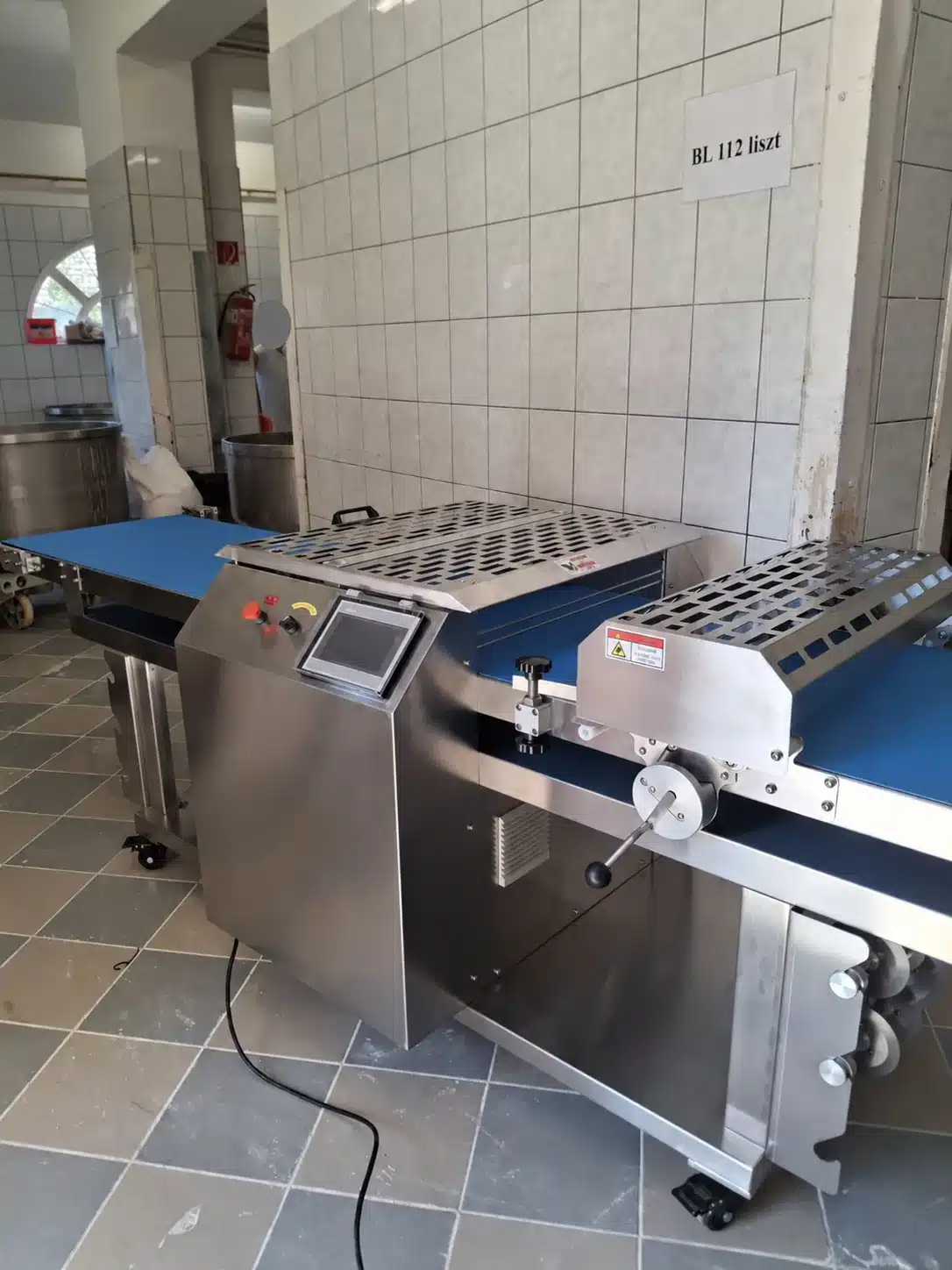A GC3500 tésztavágó gép érintőképernyős kezelőpanelje és védőrácsa.